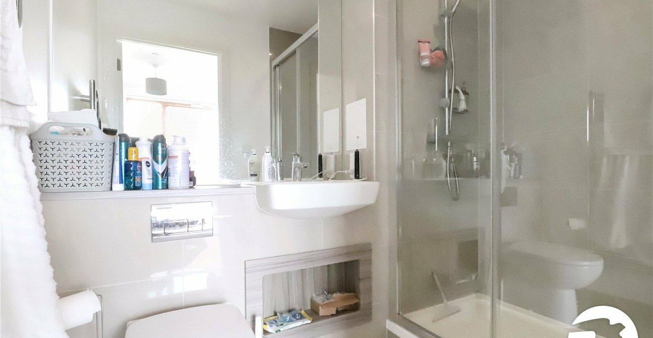 2 bedroom property for sale in London | Robinson Jackson