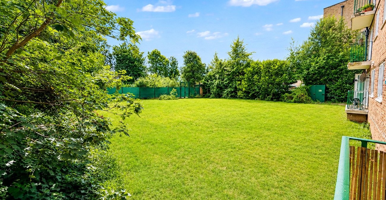 2 bedroom property for sale in London | Robinson Jackson