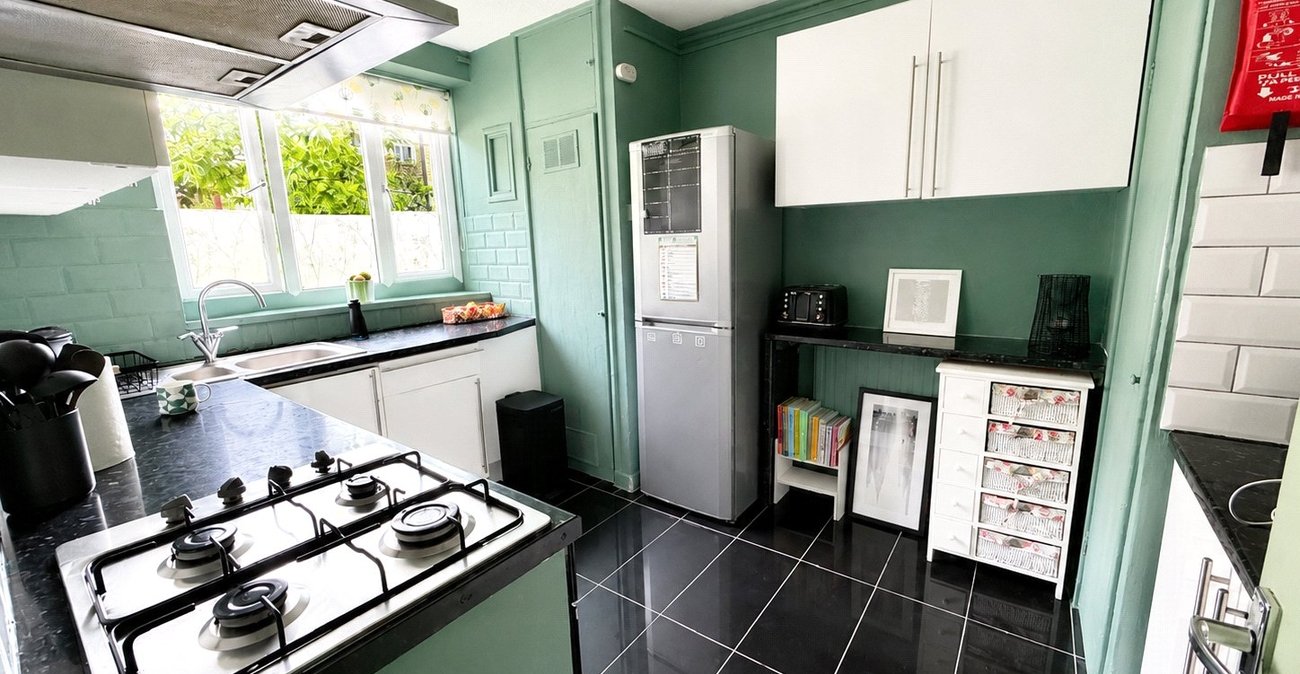 2 bedroom property for sale in London | Robinson Jackson