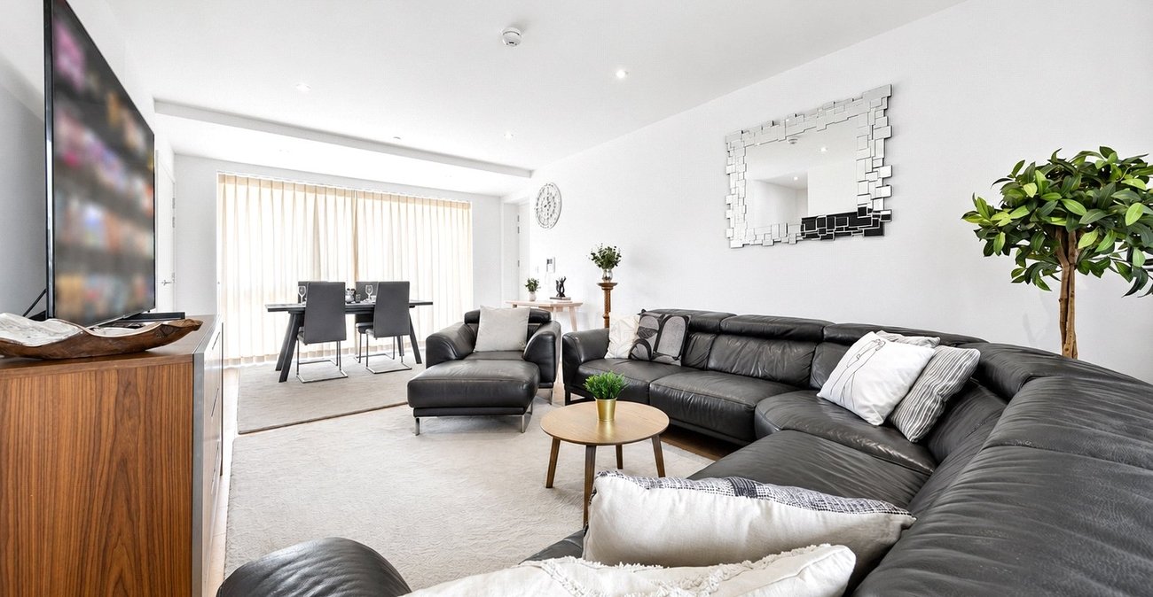 3 bedroom property for sale in London | Robinson Jackson