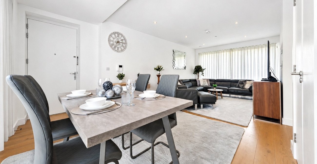 3 bedroom property for sale in London | Robinson Jackson