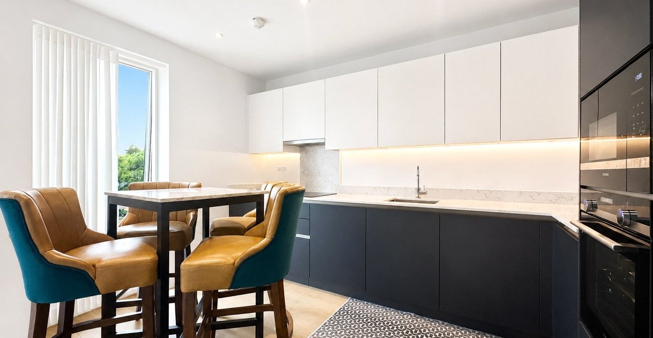 3 bedroom property for sale in London | Robinson Jackson