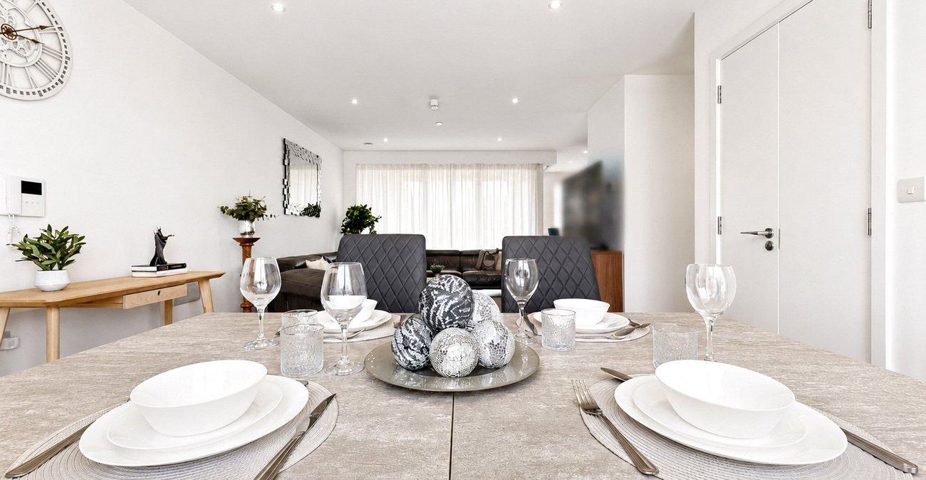 3 bedroom property for sale in London | Robinson Jackson
