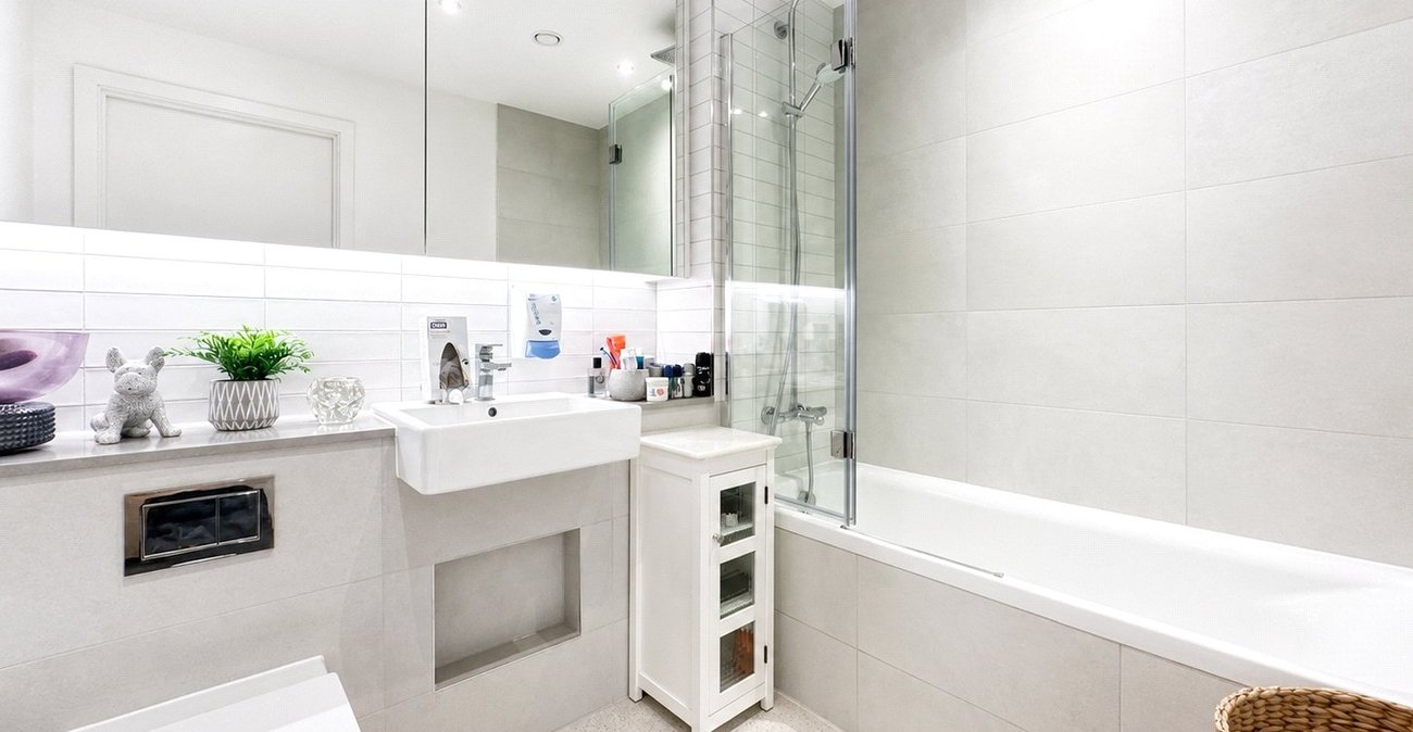 3 bedroom property for sale in London | Robinson Jackson