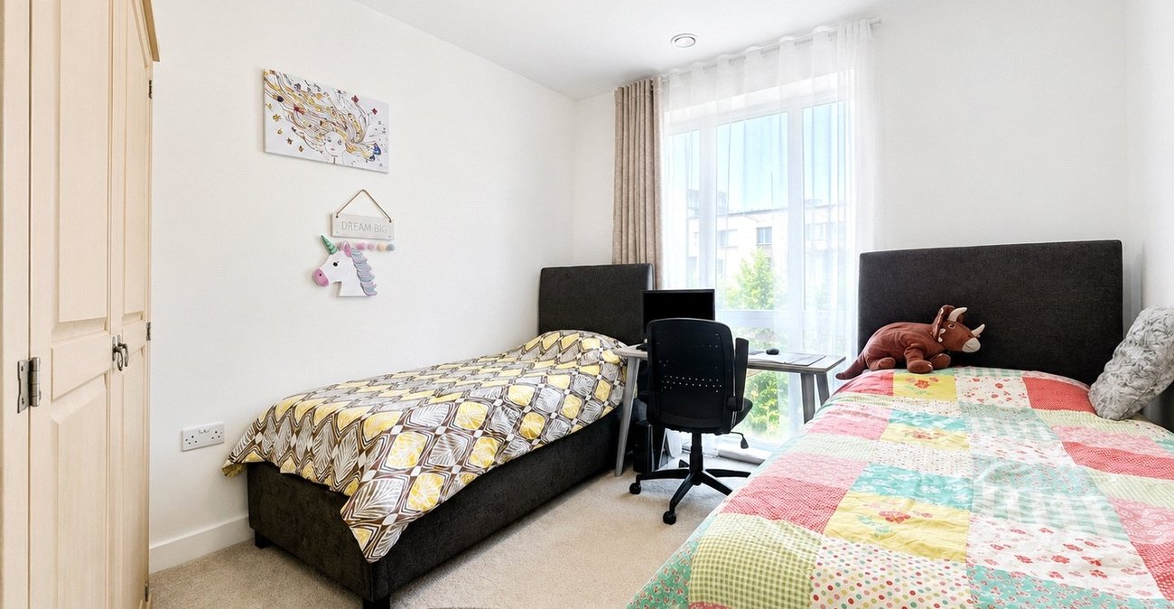 3 bedroom property for sale in London | Robinson Jackson