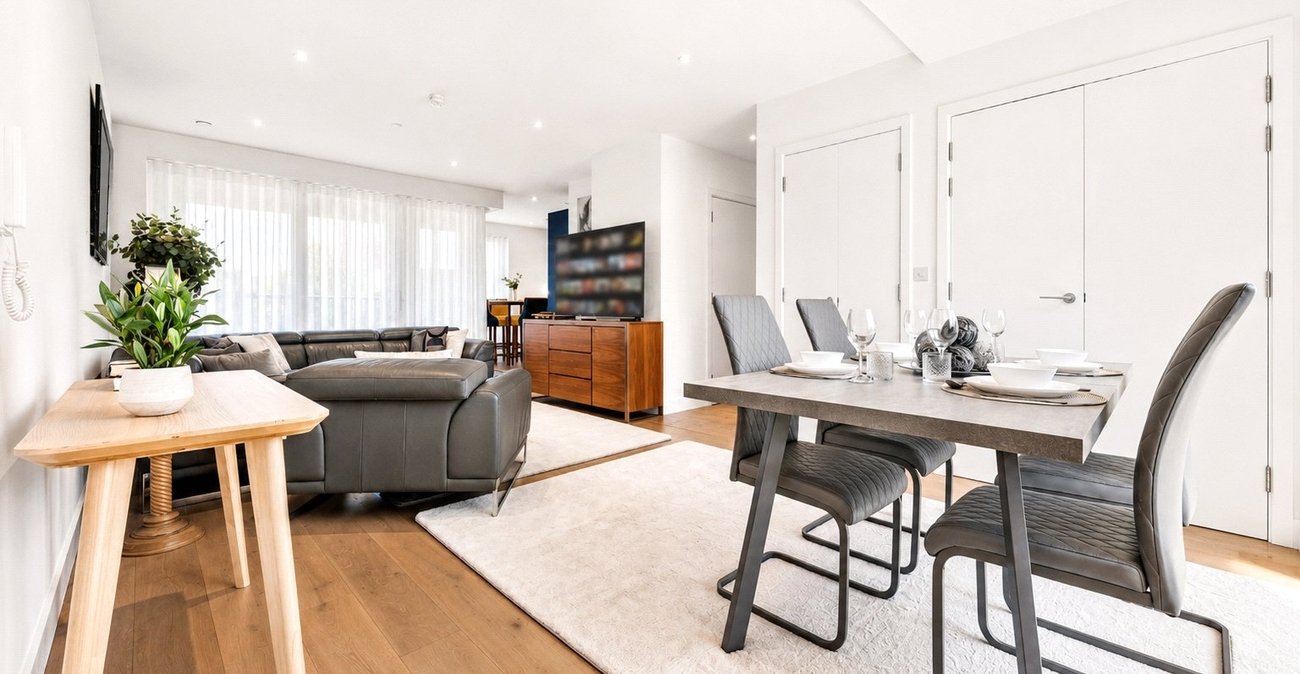 3 bedroom property for sale in London | Robinson Jackson
