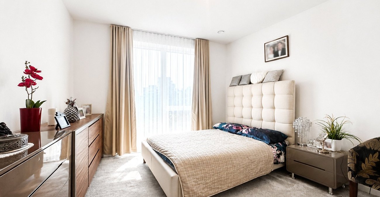 3 bedroom property for sale in London | Robinson Jackson