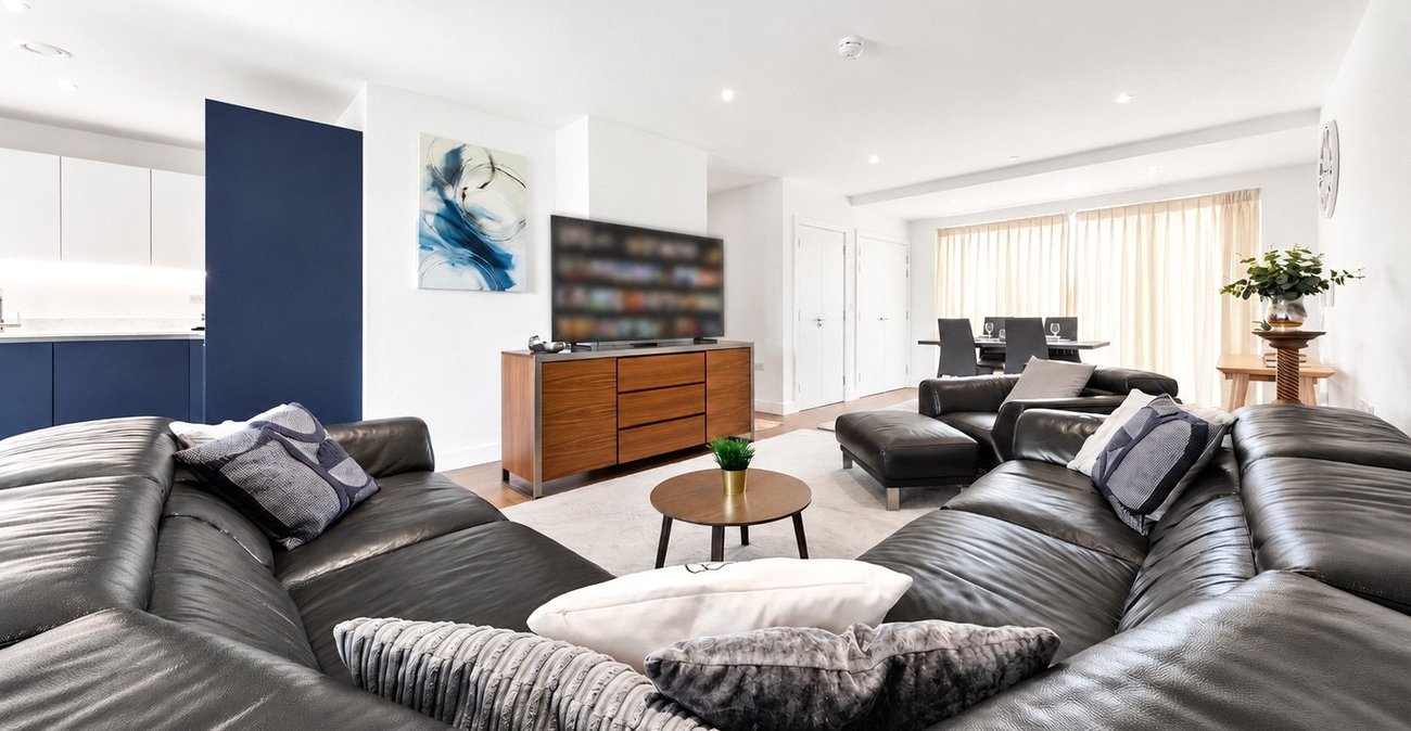 3 bedroom property for sale in London | Robinson Jackson