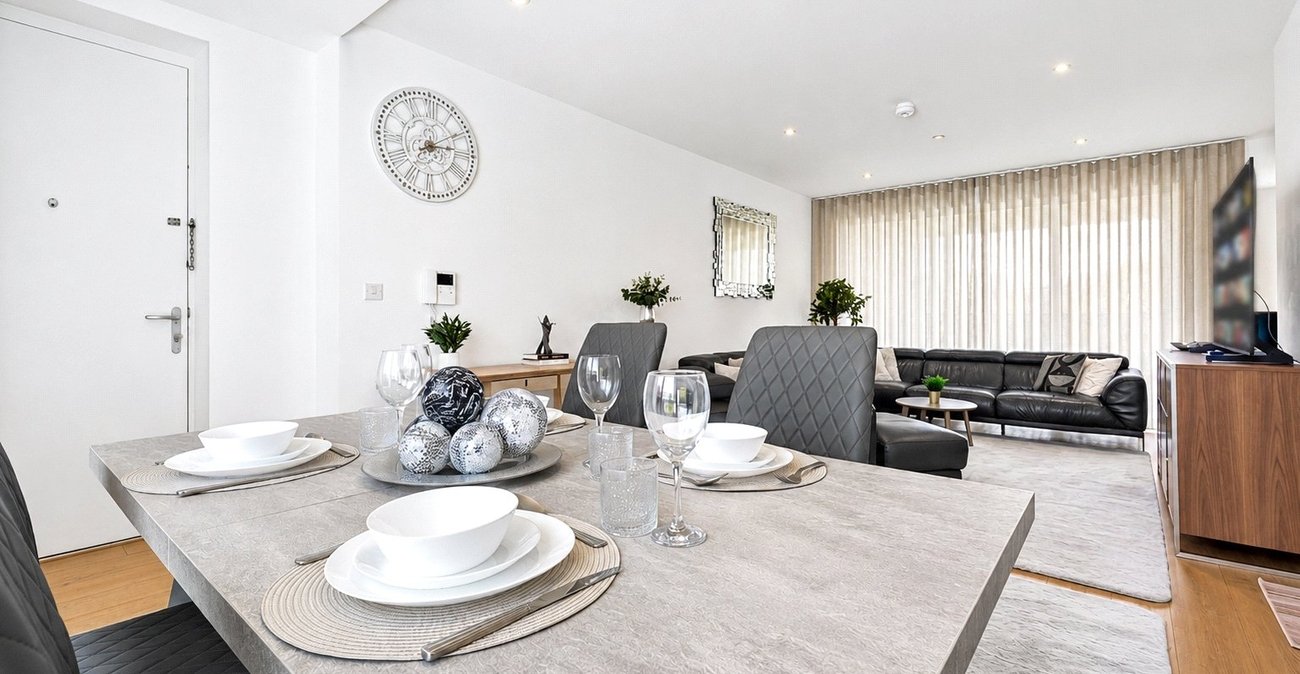 3 bedroom property for sale in London | Robinson Jackson