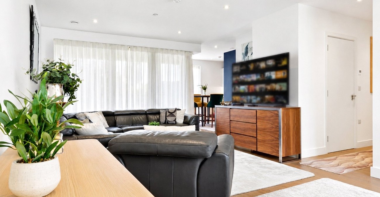 3 bedroom property for sale in London | Robinson Jackson