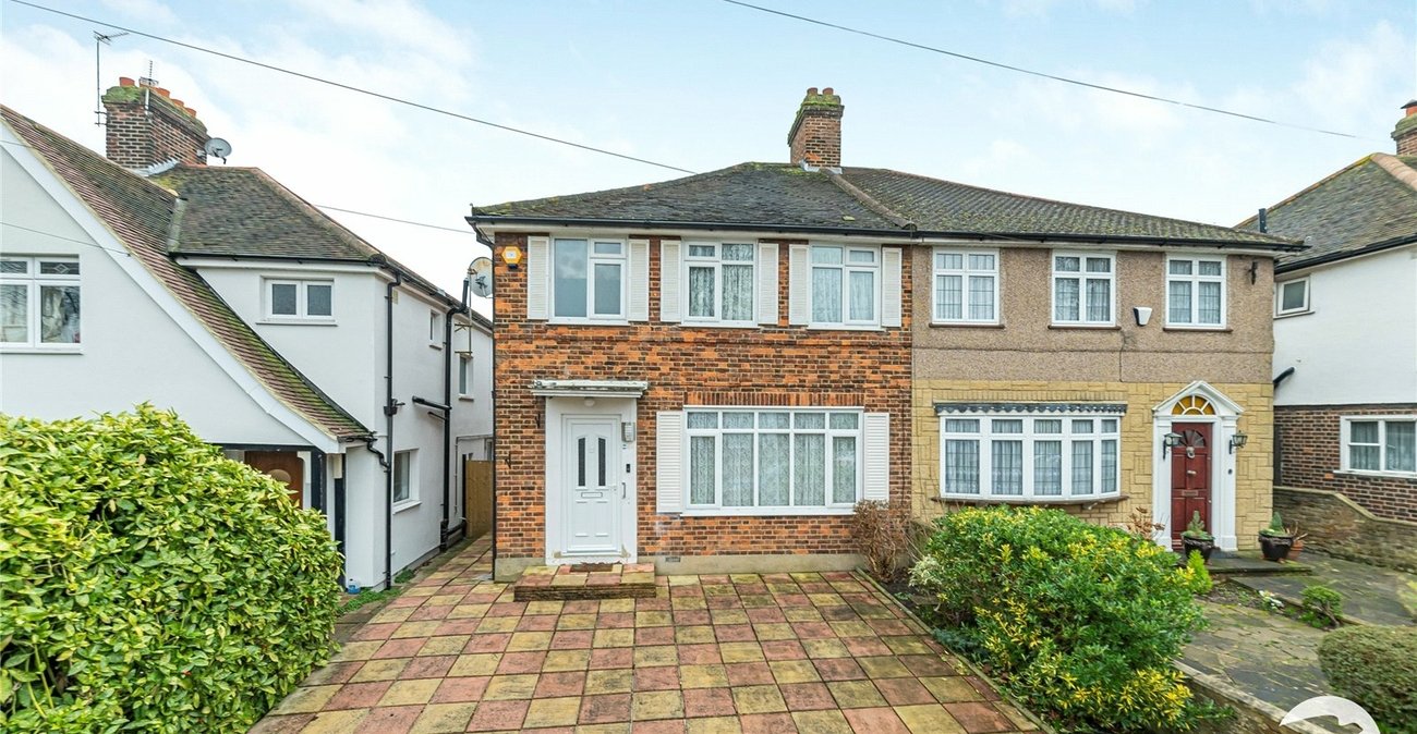 3 bedroom house for sale in London | Robinson Jackson