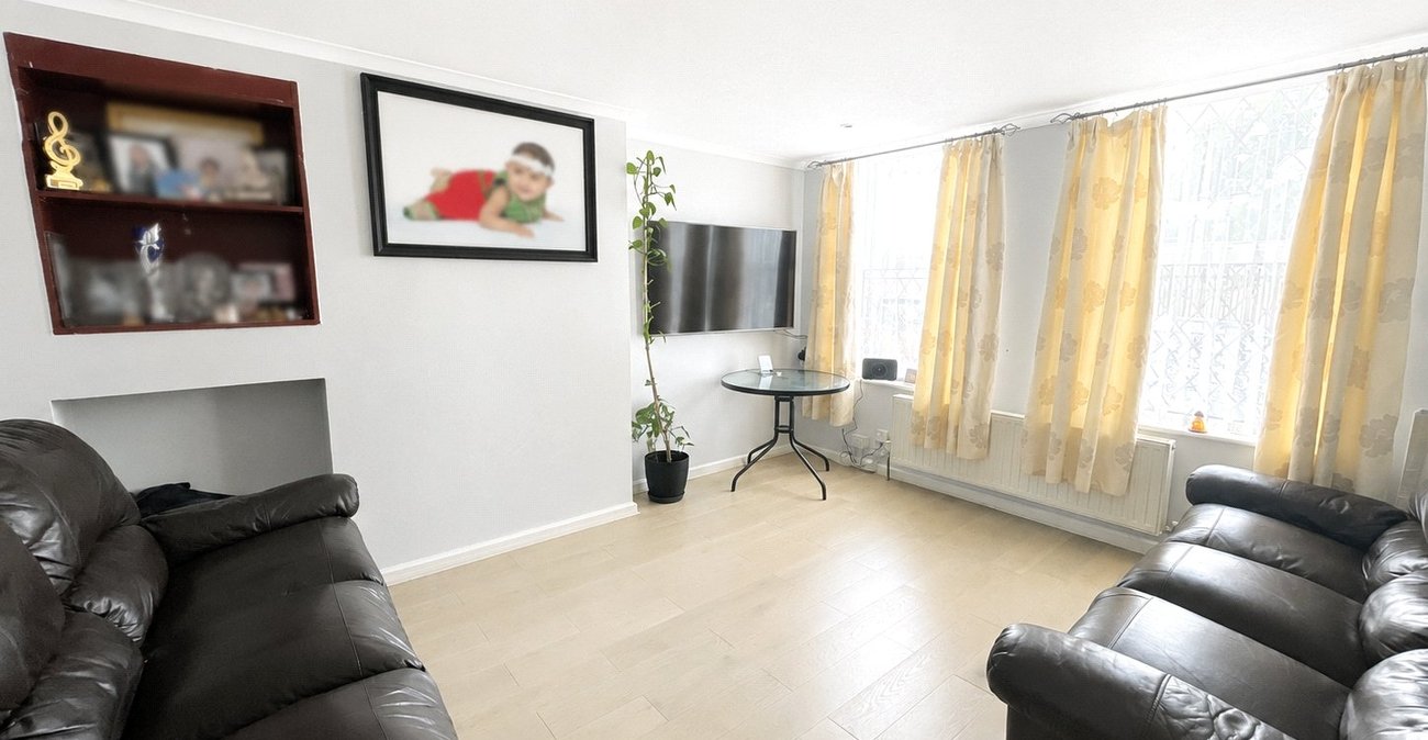 3 bedroom house for sale in London | Robinson Jackson