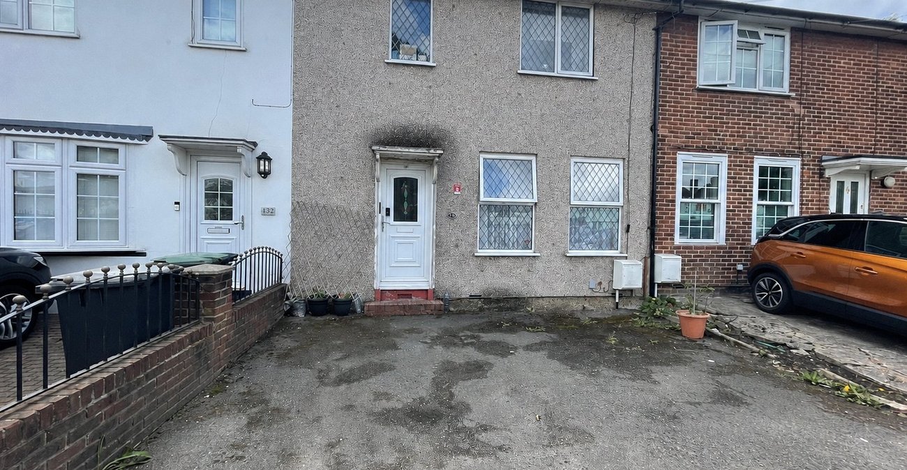 3 bedroom house for sale in London | Robinson Jackson
