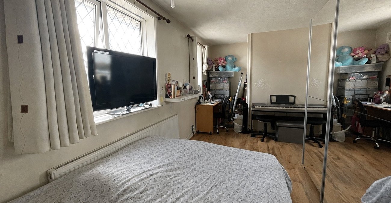 3 bedroom house for sale in London | Robinson Jackson