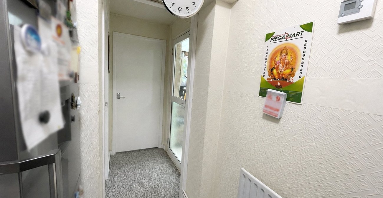 3 bedroom house for sale in London | Robinson Jackson