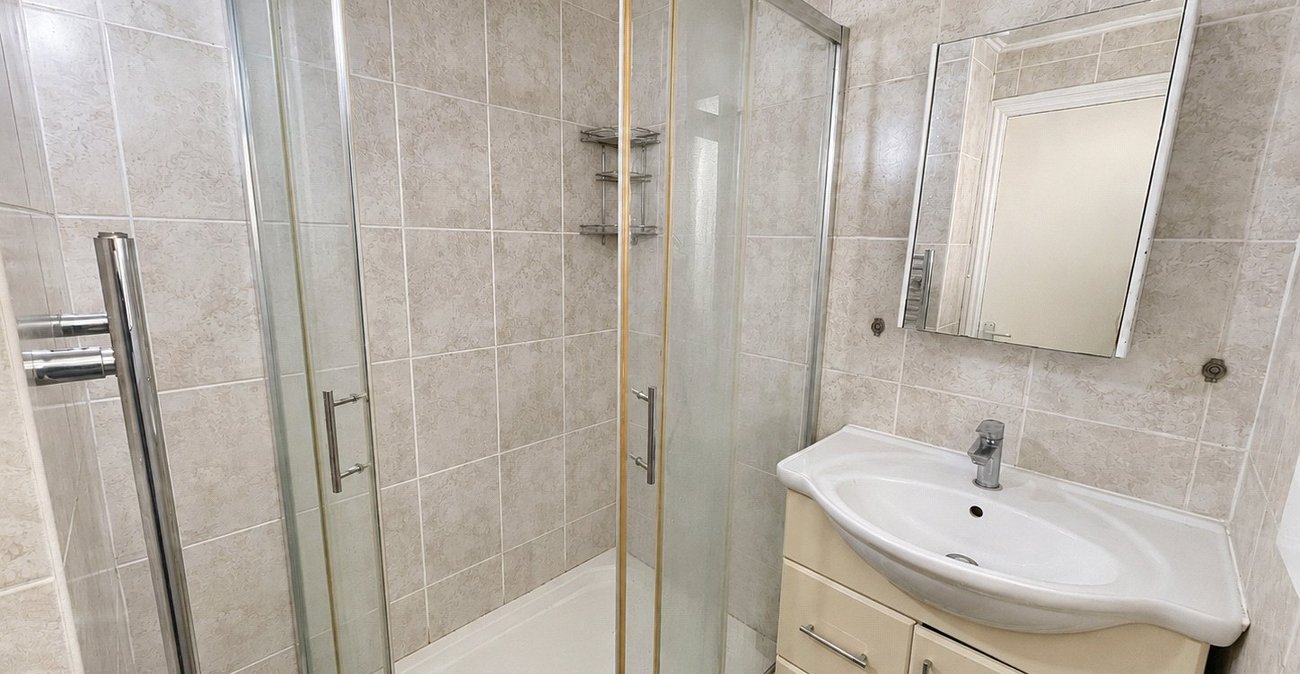 3 bedroom house for sale in London | Robinson Jackson