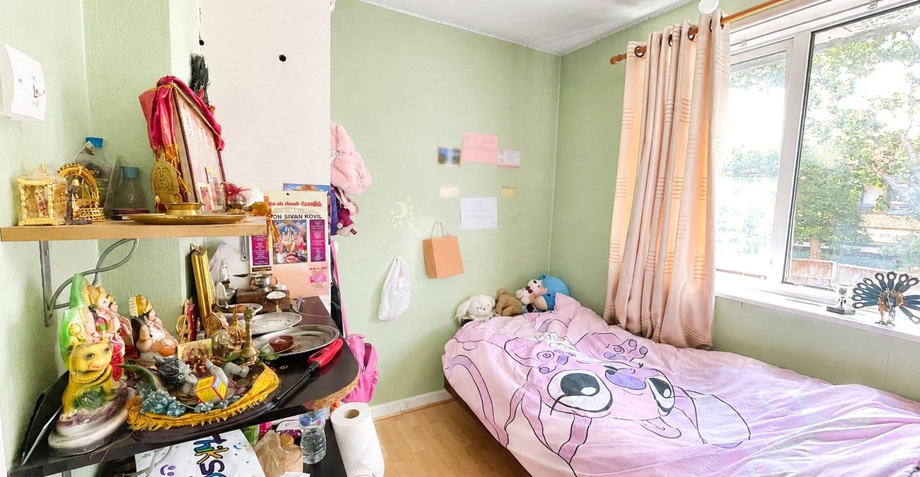 3 bedroom house for sale in London | Robinson Jackson