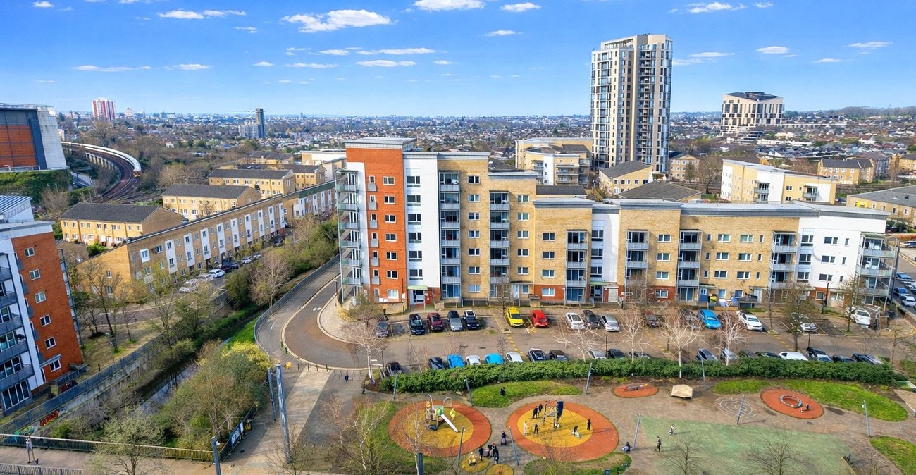 2 bedroom property for sale in London | Robinson Jackson