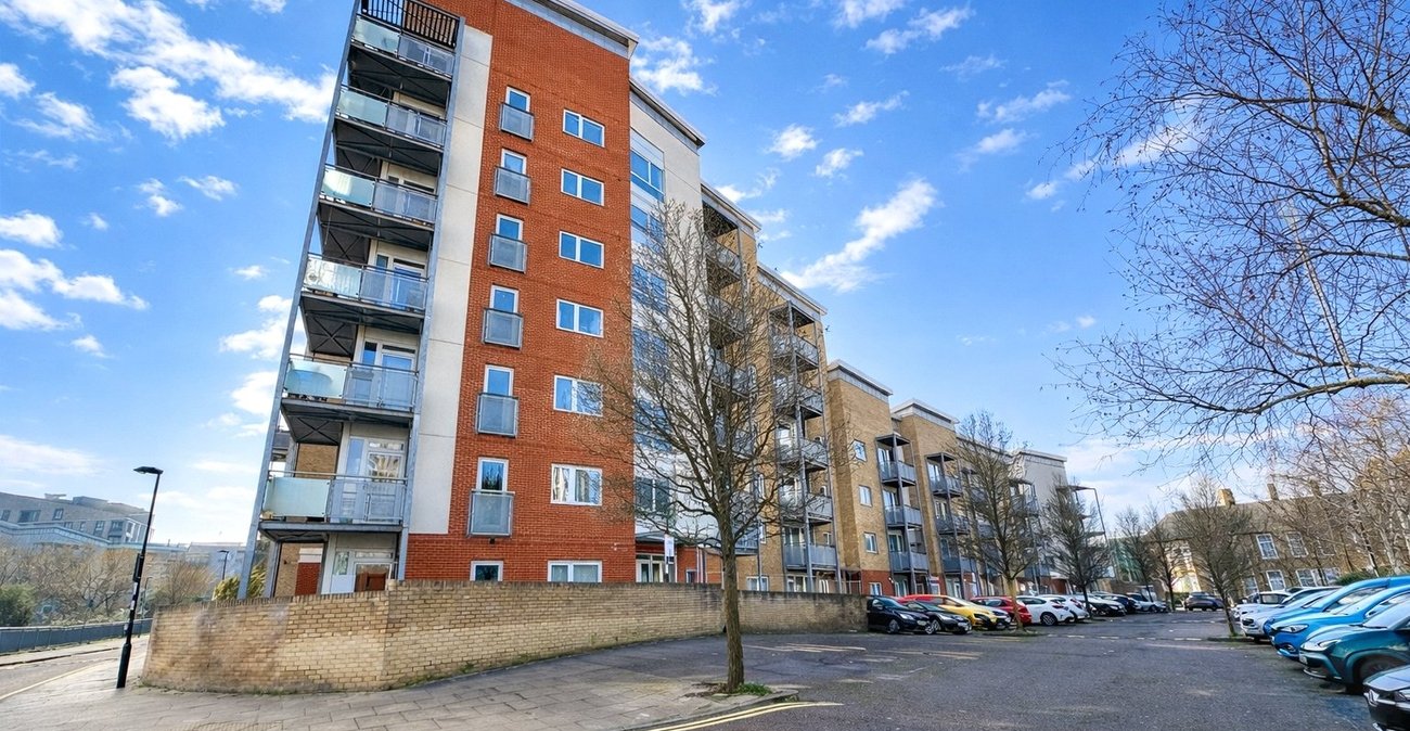 2 bedroom property for sale in London | Robinson Jackson