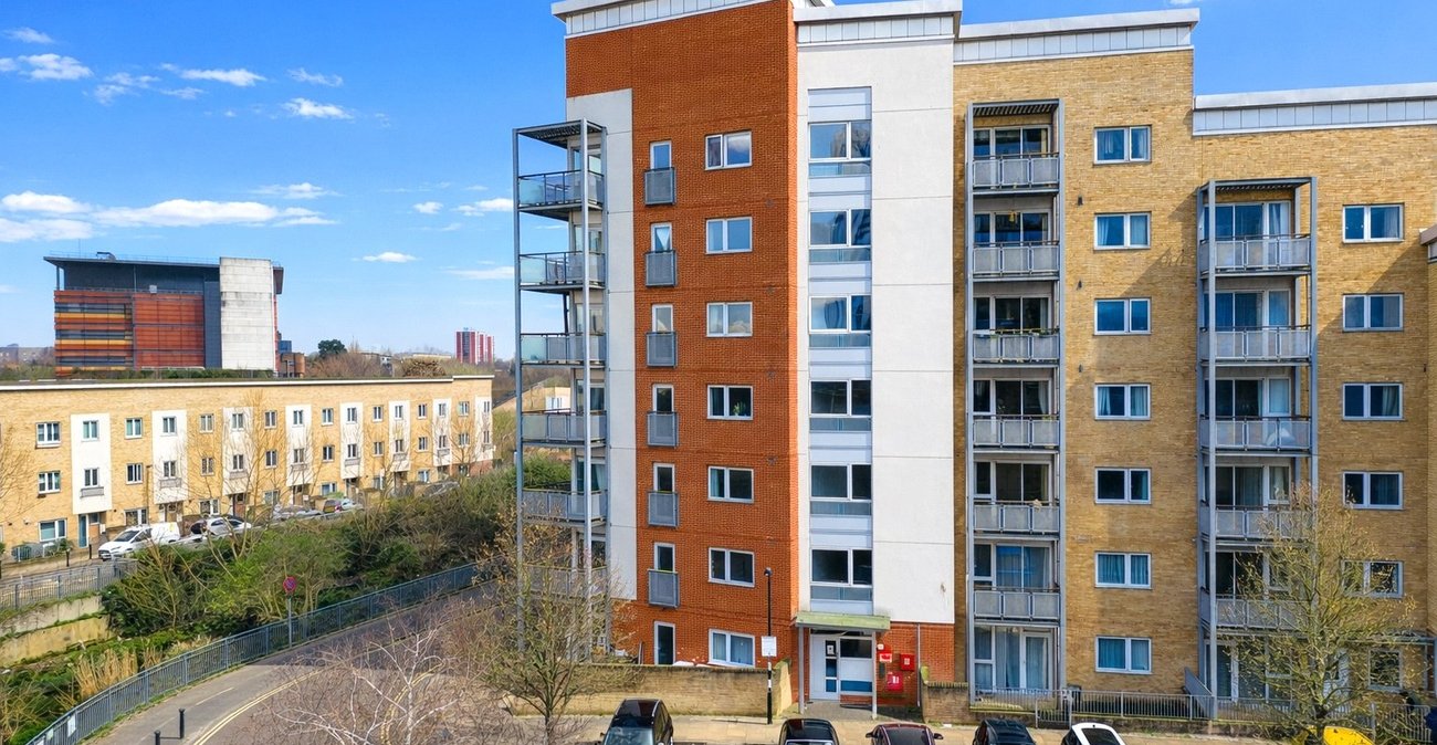2 bedroom property for sale in London | Robinson Jackson