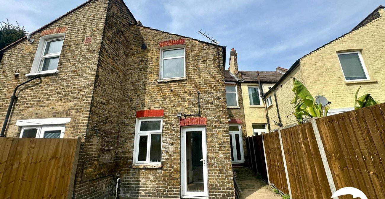 3 bedroom house for sale in London | Robinson Jackson