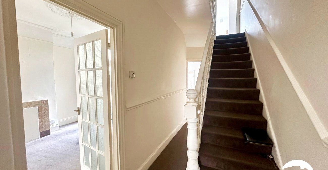 3 bedroom house for sale in London | Robinson Jackson