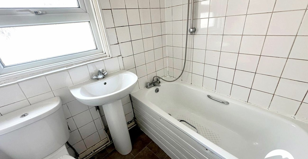 3 bedroom house for sale in London | Robinson Jackson