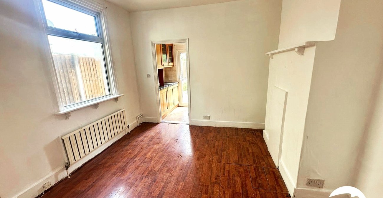 3 bedroom house for sale in London | Robinson Jackson