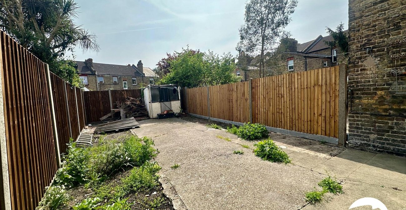 3 bedroom house for sale in London | Robinson Jackson