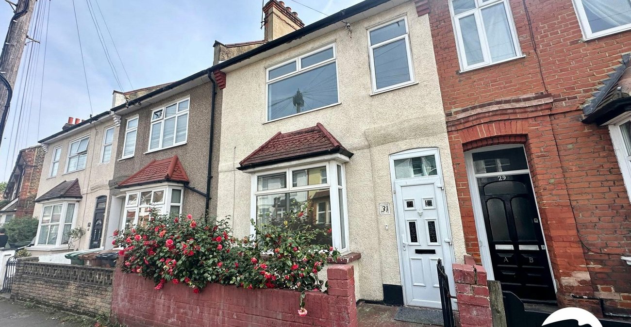 3 bedroom house for sale in London | Robinson Jackson