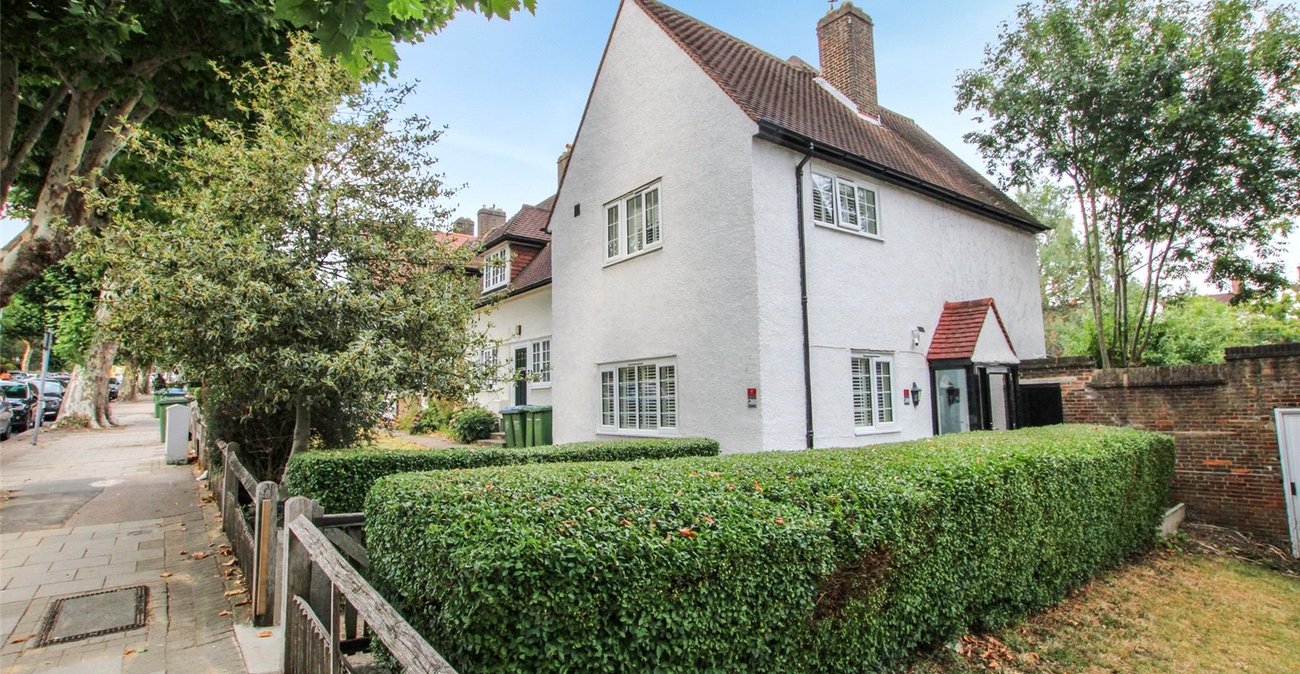 3 bedroom house for sale in London | Robinson Jackson