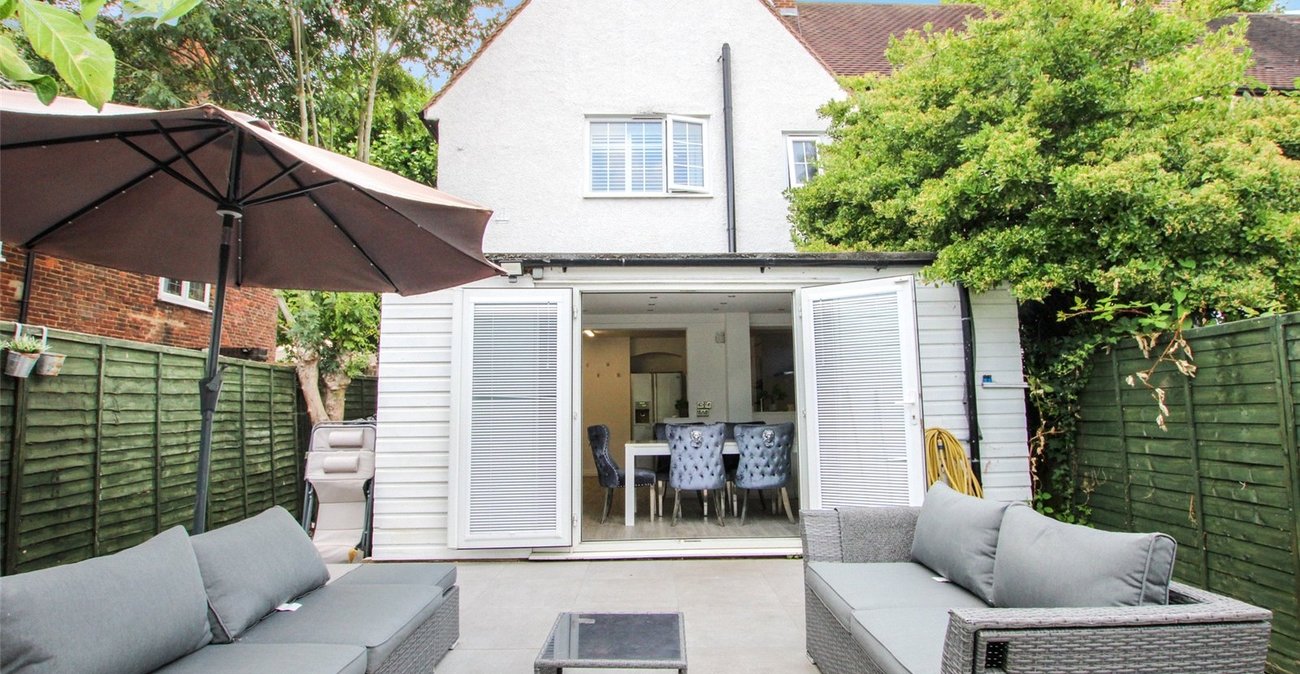 3 bedroom house for sale in London | Robinson Jackson