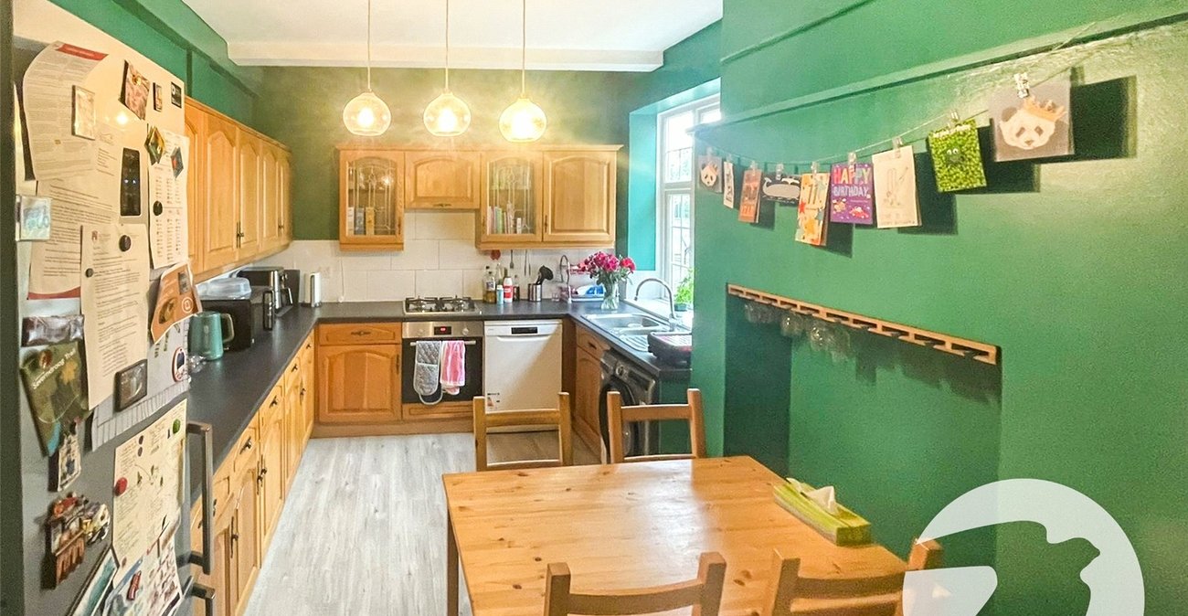 3 bedroom property for sale in London | Robinson Jackson