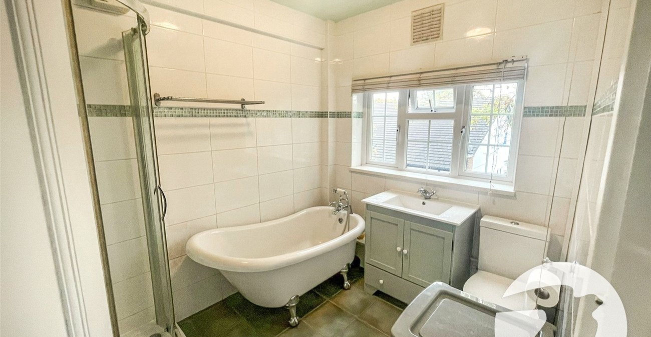 3 bedroom property for sale in London | Robinson Jackson