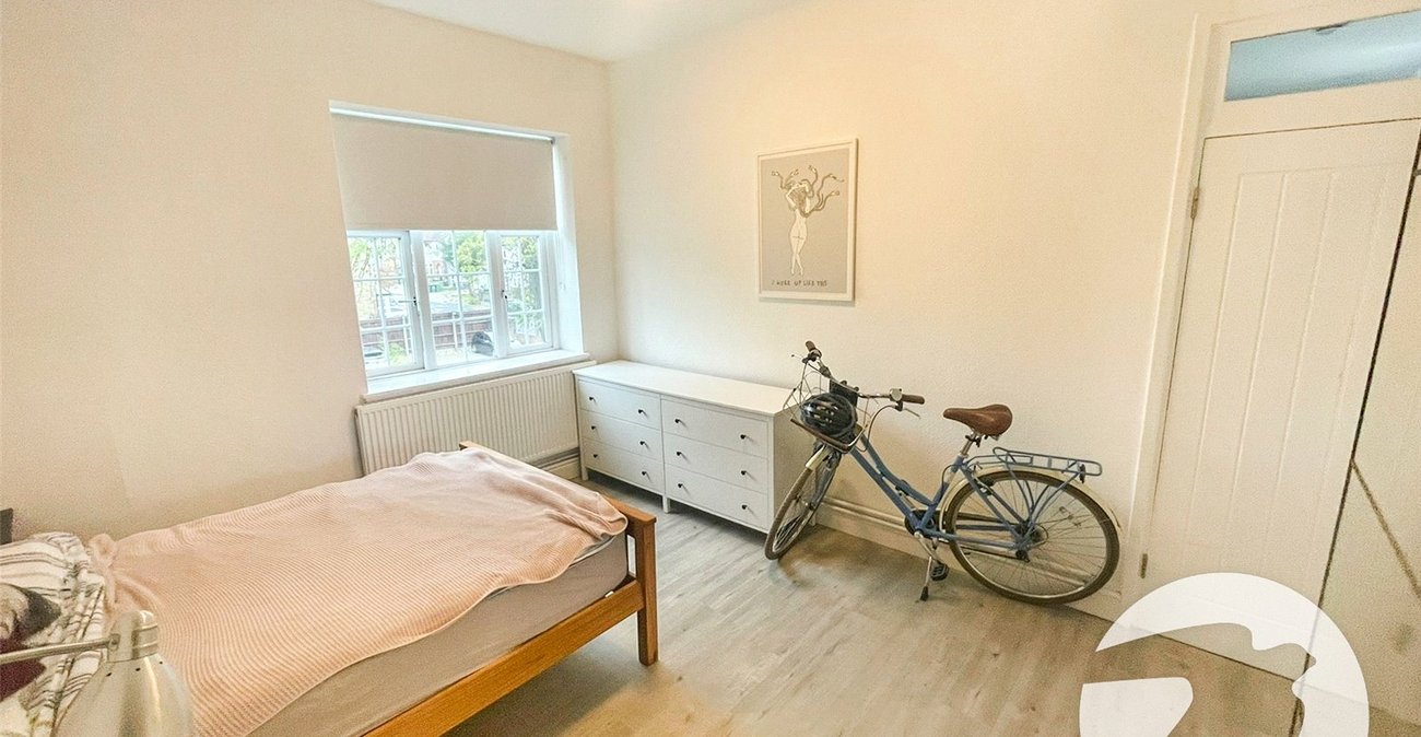 3 bedroom property for sale in London | Robinson Jackson