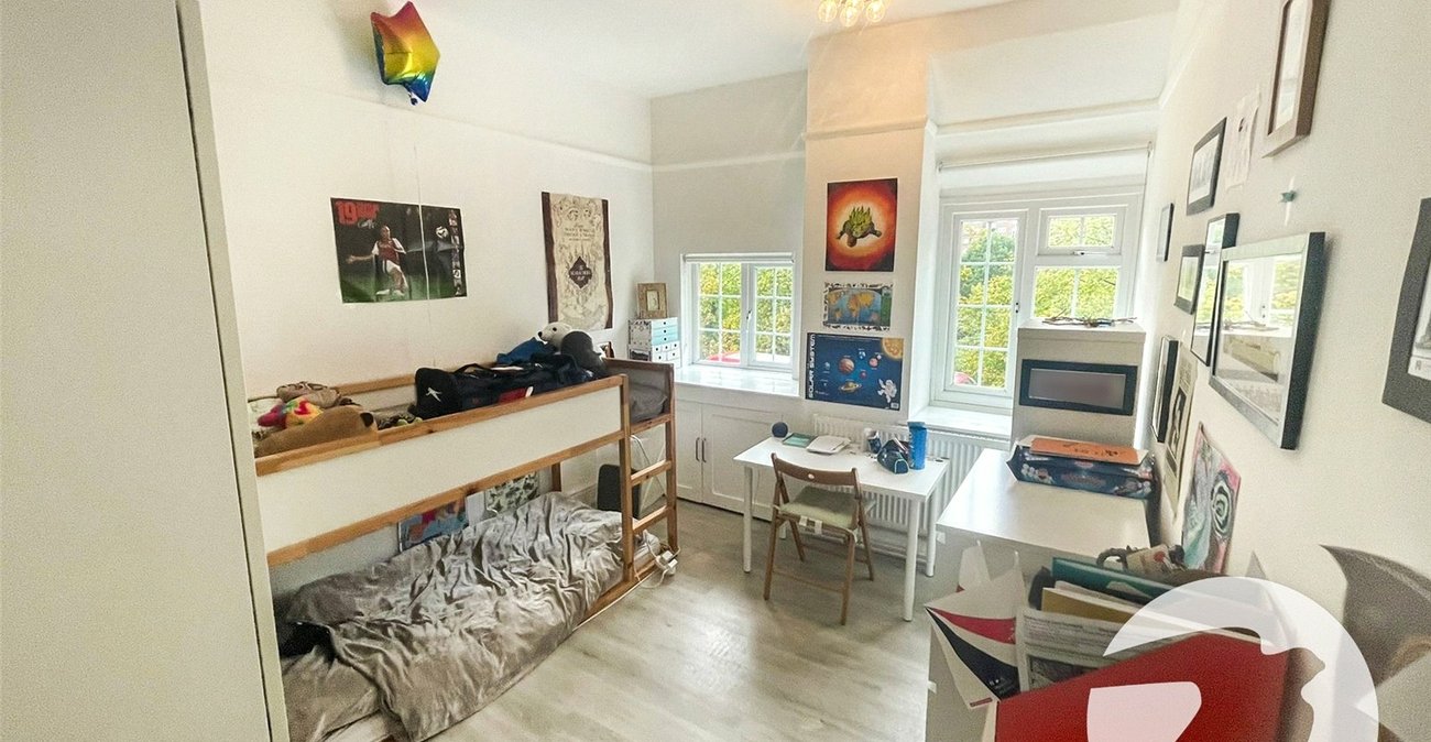 3 bedroom property for sale in London | Robinson Jackson