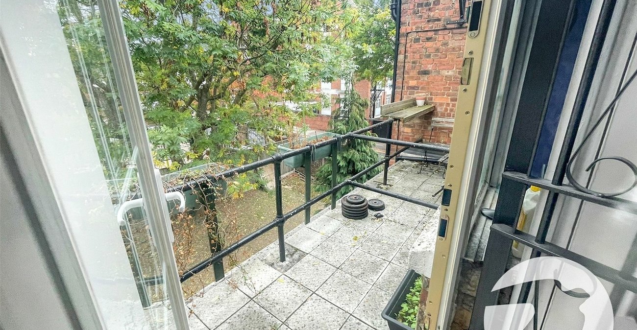 3 bedroom property for sale in London | Robinson Jackson