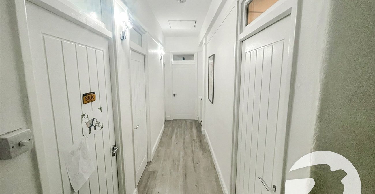 3 bedroom property for sale in London | Robinson Jackson