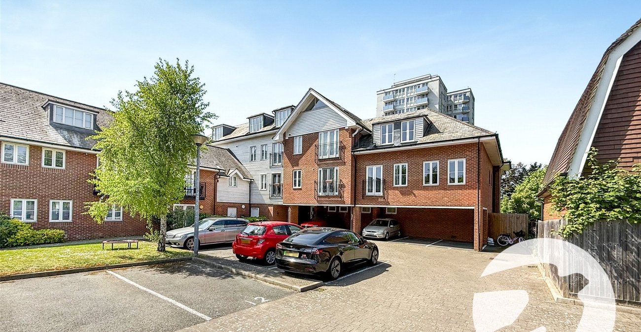 3 bedroom property for sale in London | Robinson Jackson