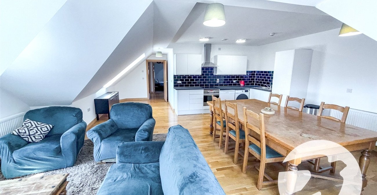 3 bedroom property for sale in London | Robinson Jackson