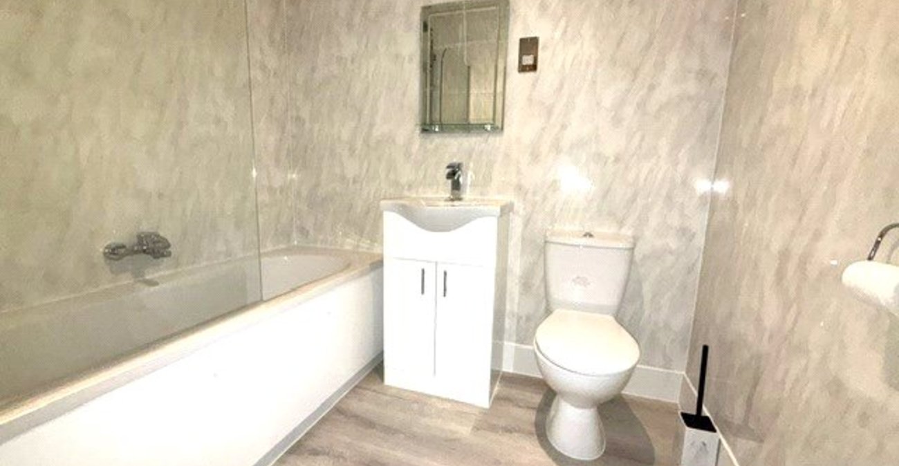 3 bedroom property for sale in London | Robinson Jackson