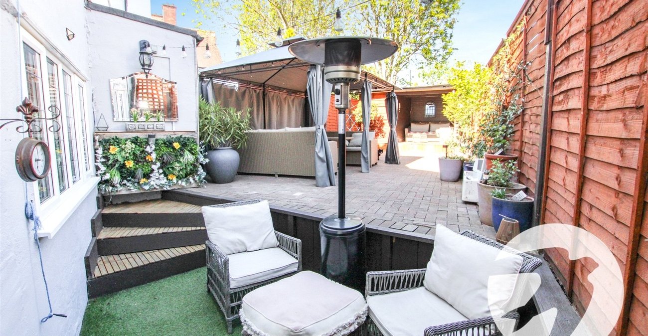 3 bedroom house for sale in London | Robinson Jackson