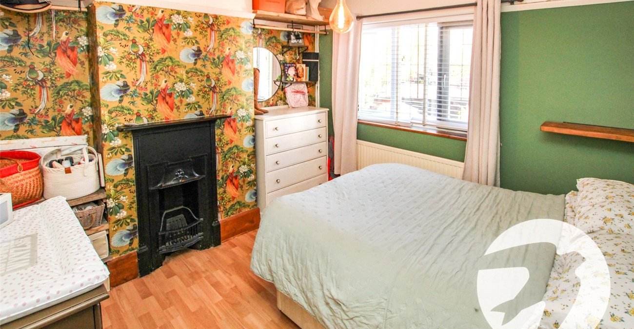 3 bedroom house for sale in London | Robinson Jackson