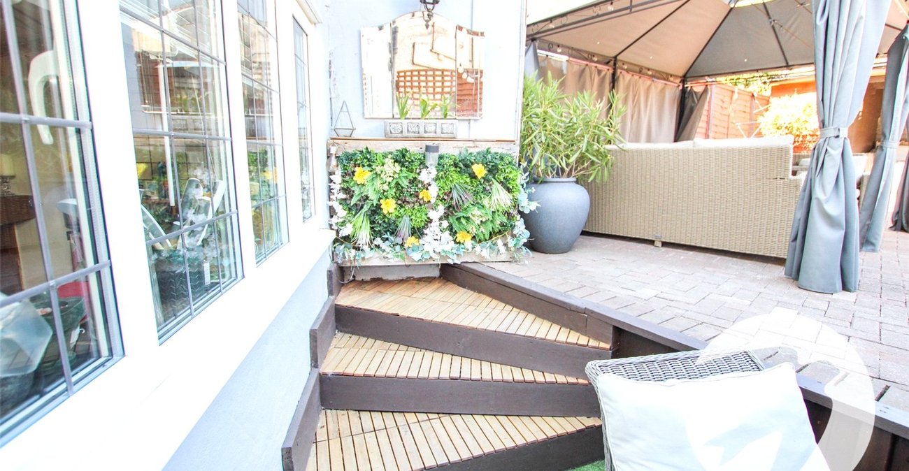 3 bedroom house for sale in London | Robinson Jackson