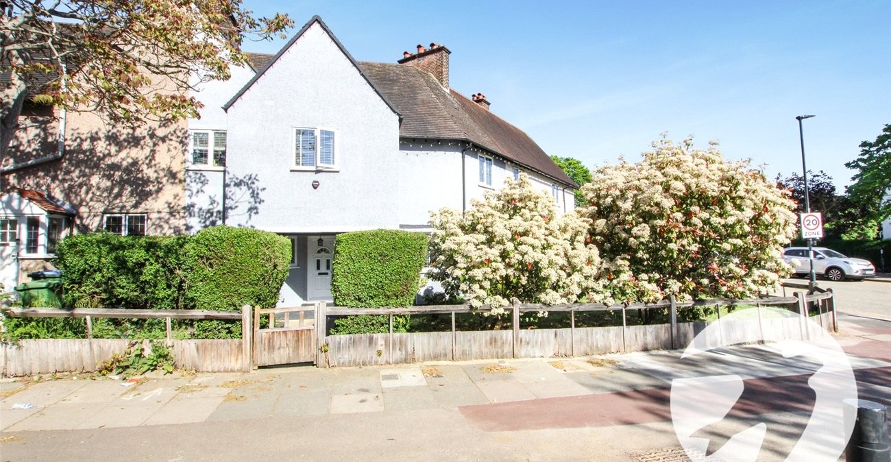 3 bedroom house for sale in London | Robinson Jackson