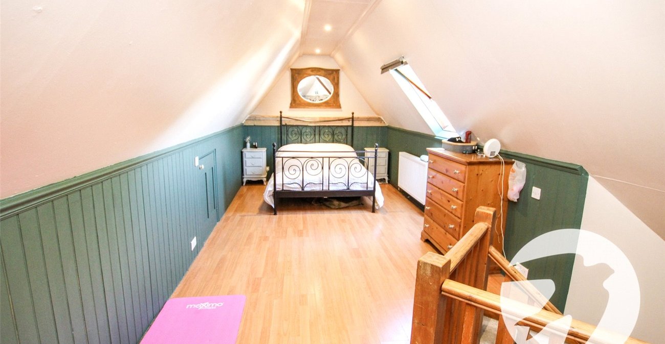 3 bedroom house for sale in London | Robinson Jackson