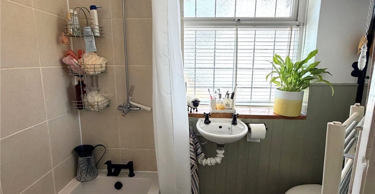 3 bedroom house for sale in London | Robinson Jackson