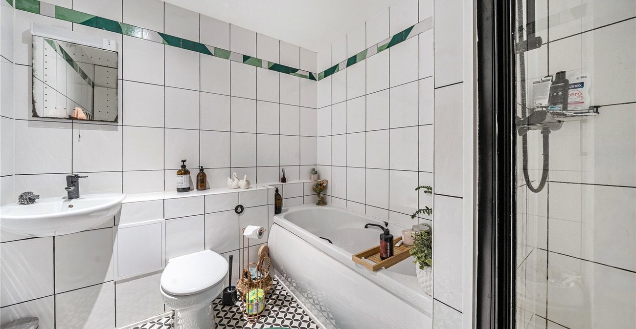 2 bedroom property for sale in London | Robinson Jackson