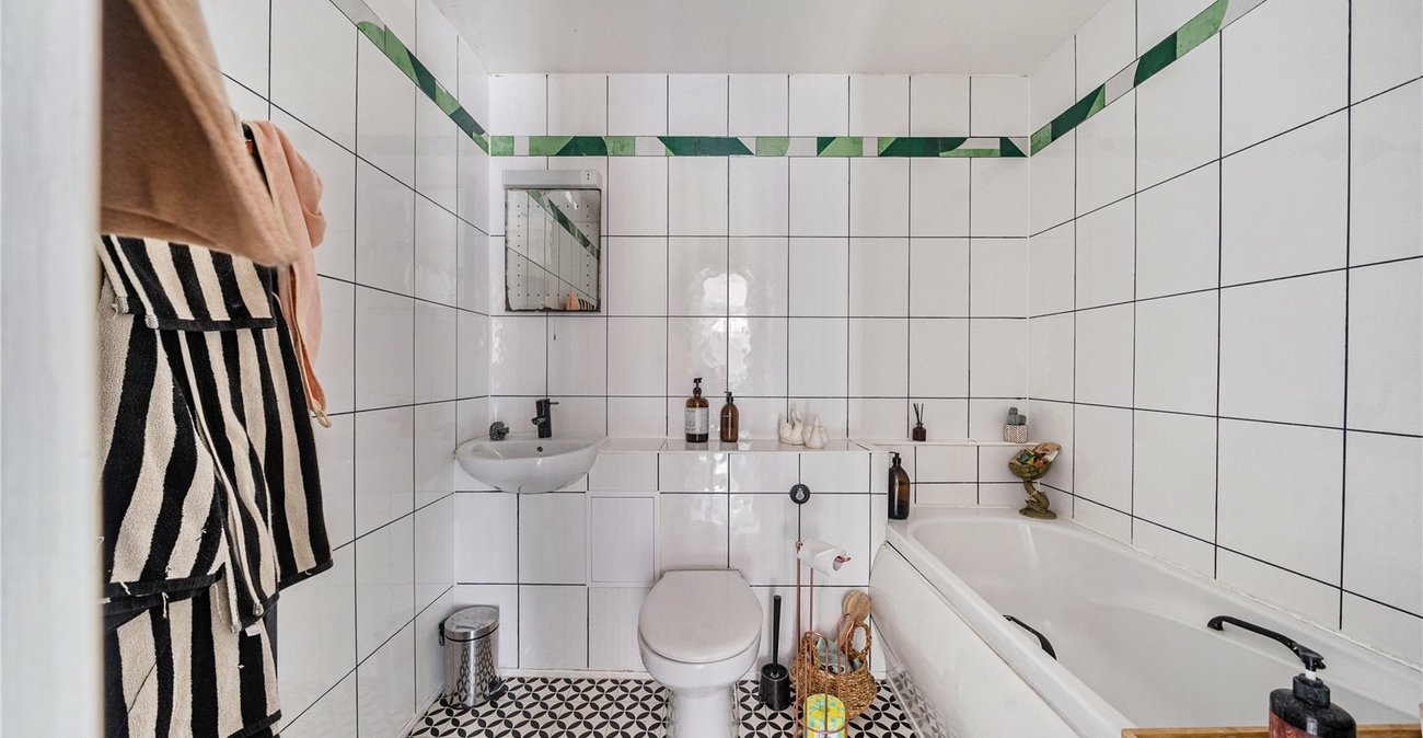 2 bedroom property for sale in London | Robinson Jackson