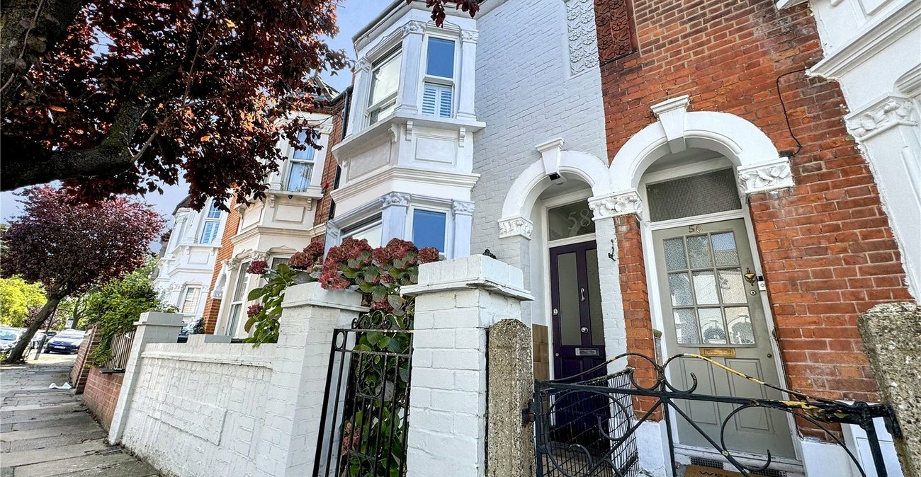 3 bedroom house for sale in London | Robinson Jackson